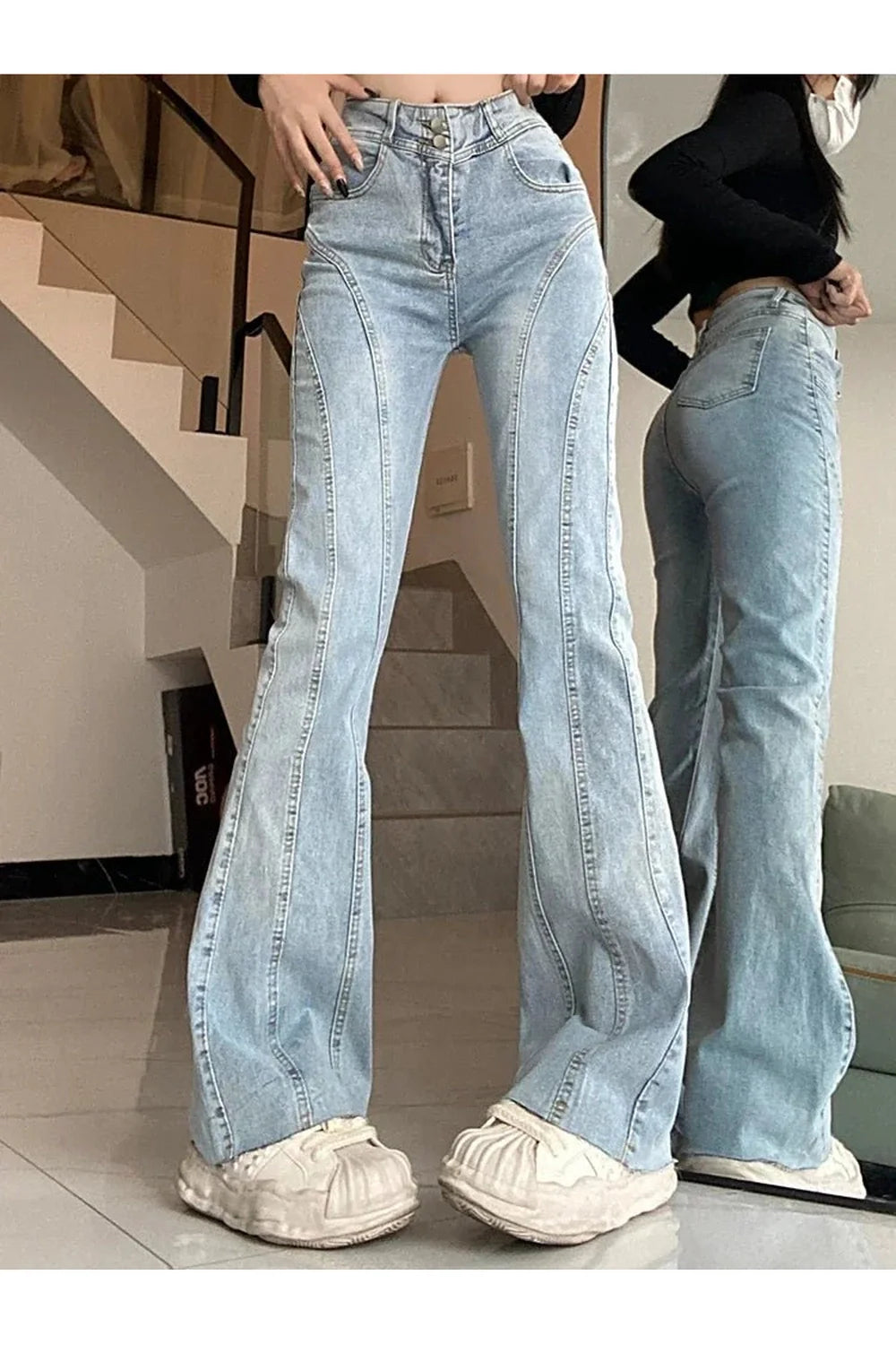 Gökyüzü renkli kot pantolon, dikiş detaylarıyla öne çıkıyor.