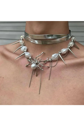 Bir örümcek kraliçe inci detaylı choker kolye.
