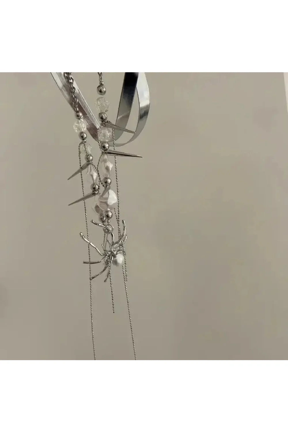 örümcek Kraliçe inci Diken Choker, zarafetiyle dikkat çeken şık bir takı.