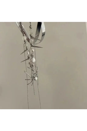 örümcek Kraliçe inci Diken Choker, zarafetiyle dikkat çeken şık bir takı.