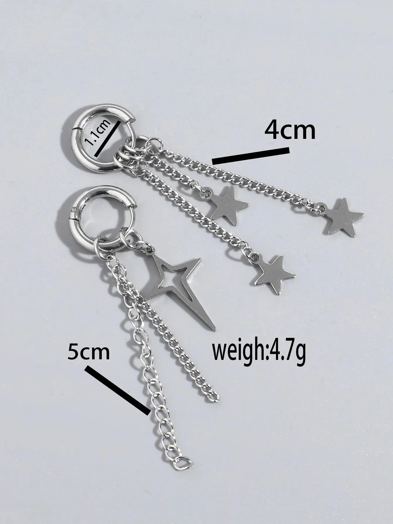 Zincir detaylı yıldız figürlü sallantılı küpe modeli.