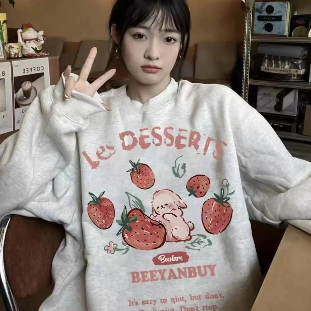 çilek desenli tavşan figürü, çikolata rengi sweatshirt.
