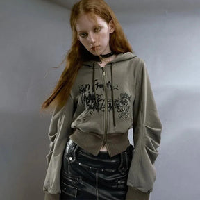 Sokak tarzı hoodie, cool ve rahat bir görünüm sunar.