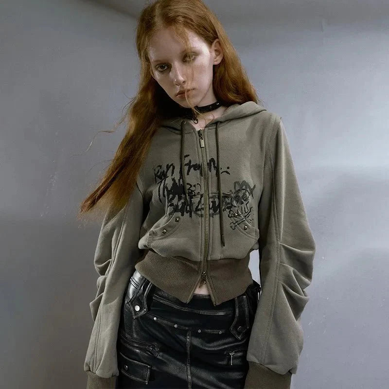 Sokak tarzı hoodie, cool ve rahat bir görünüm sunar.