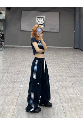 çizgili desenli rahat eşofman altı, spor şıklığı vurgular.