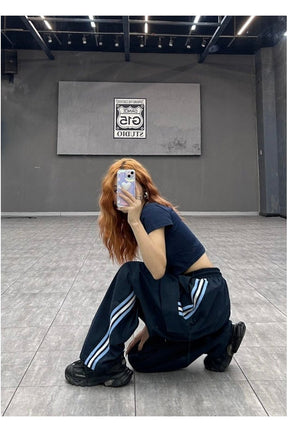 çizgili desenli bol kesim eşofman altı rahat ve şık.