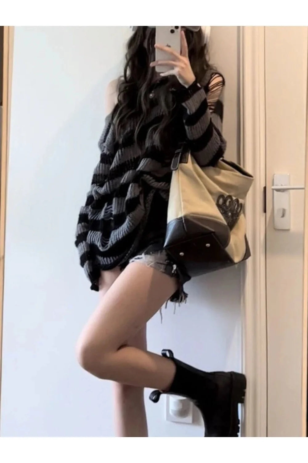 Sonbaharın renkleriyle örülü, gotik tarzı yansıtan kazak.