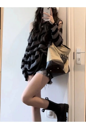 Sonbaharın renkleriyle örülü, gotik tarzı yansıtan kazak.