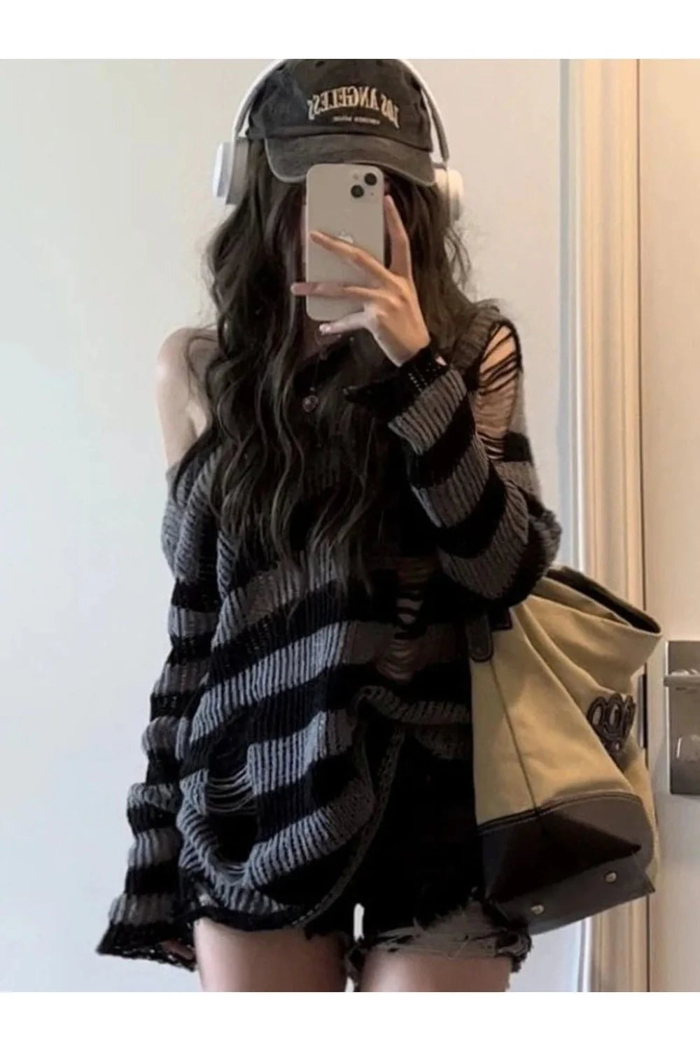 Sonbahar havasını yansıtan çizgili detaylarla zenginleştirilmiş Gotik tarzı kazak.