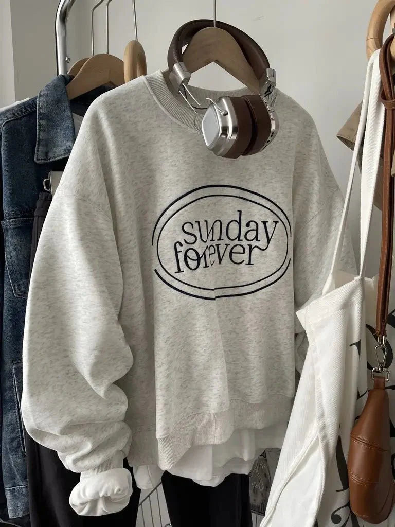 Pazar günü rahat ve geniş kesim sweatshirt.