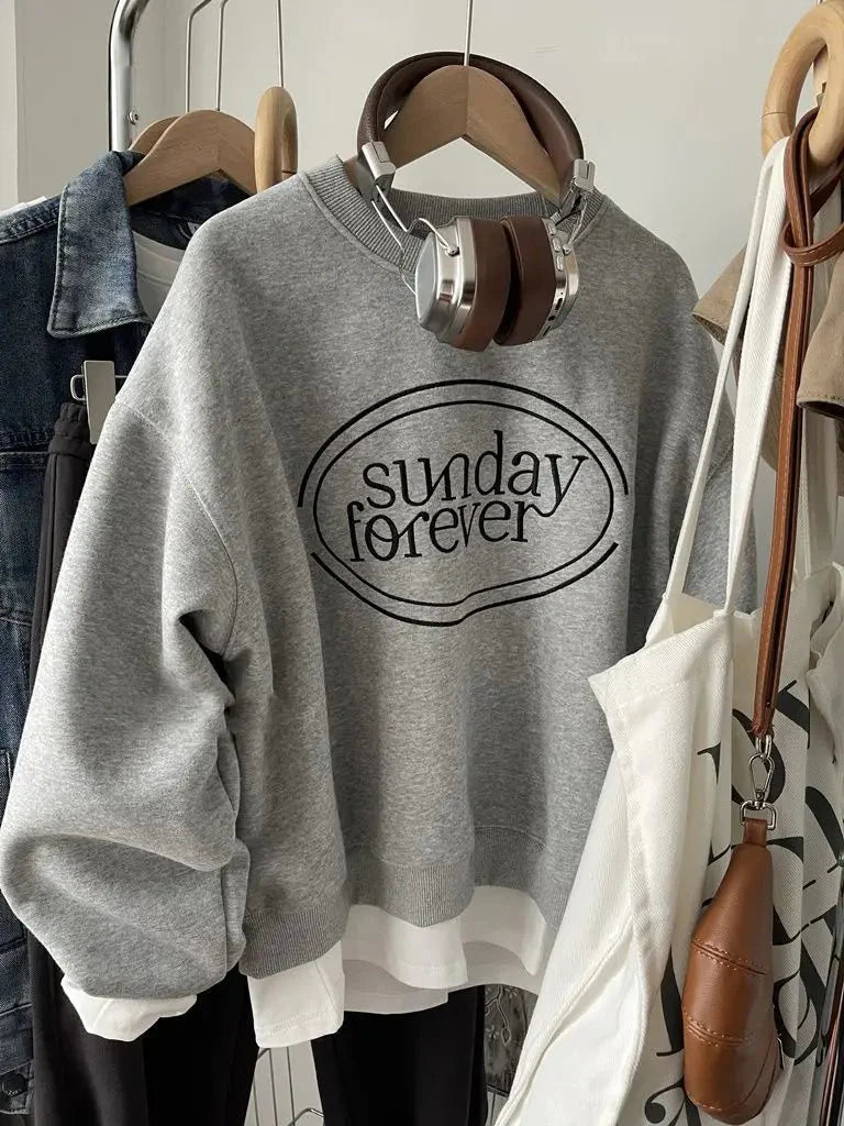 Pazar günü rahatlığı sunan geniş kesim sweatshirt.