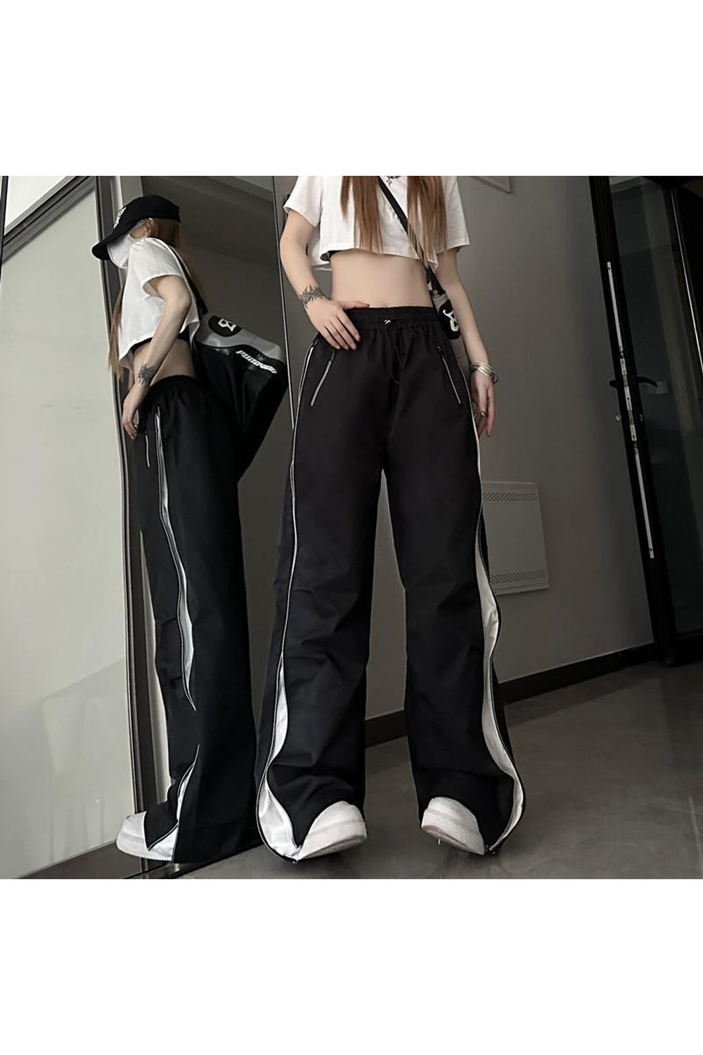 Sokak tarzını yansıtan techwear eşofman altı trendleri takip ediyor.