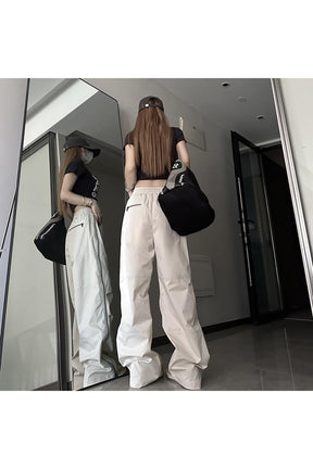 Sokak tarzını yansıtan techwear eşofman altı modeli.