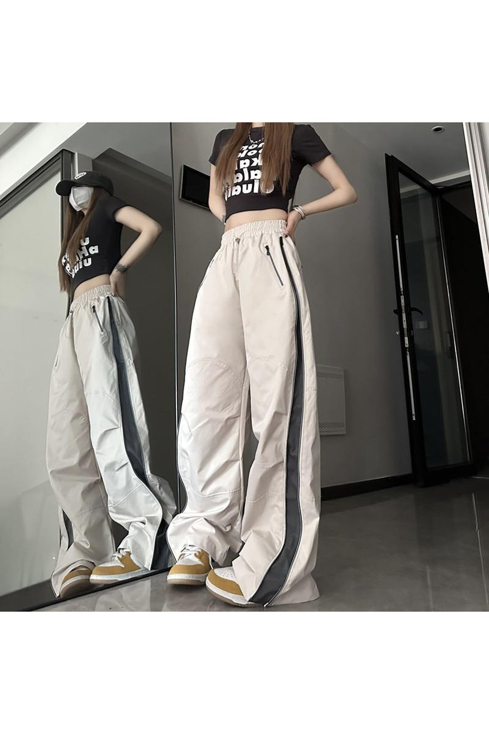 Sokak tarzını yansıtan techwear eşofman altı trendlerle buluşuyor.