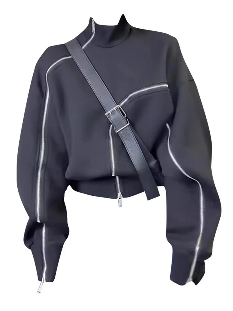 Techwear tarzını yansıtan fermuarlı, yüksek yaka kazak.