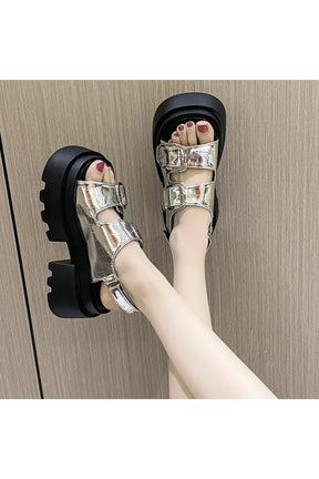Kalın tabanlı punk sandaletler, asi ve şık bir tarza sahip.