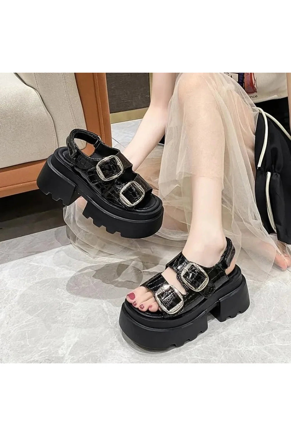 Kalın tabanlı punk sandaletler, asi tarzınızı ön plana çıkaracak.