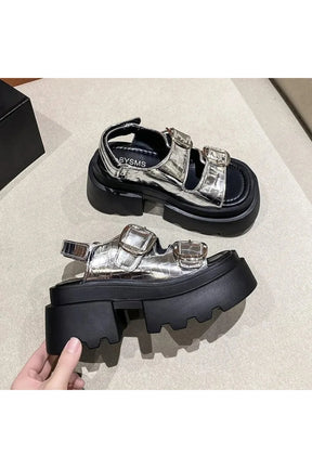 Kalın tabanlı punk sandaletler, sıra dışı ve şık.