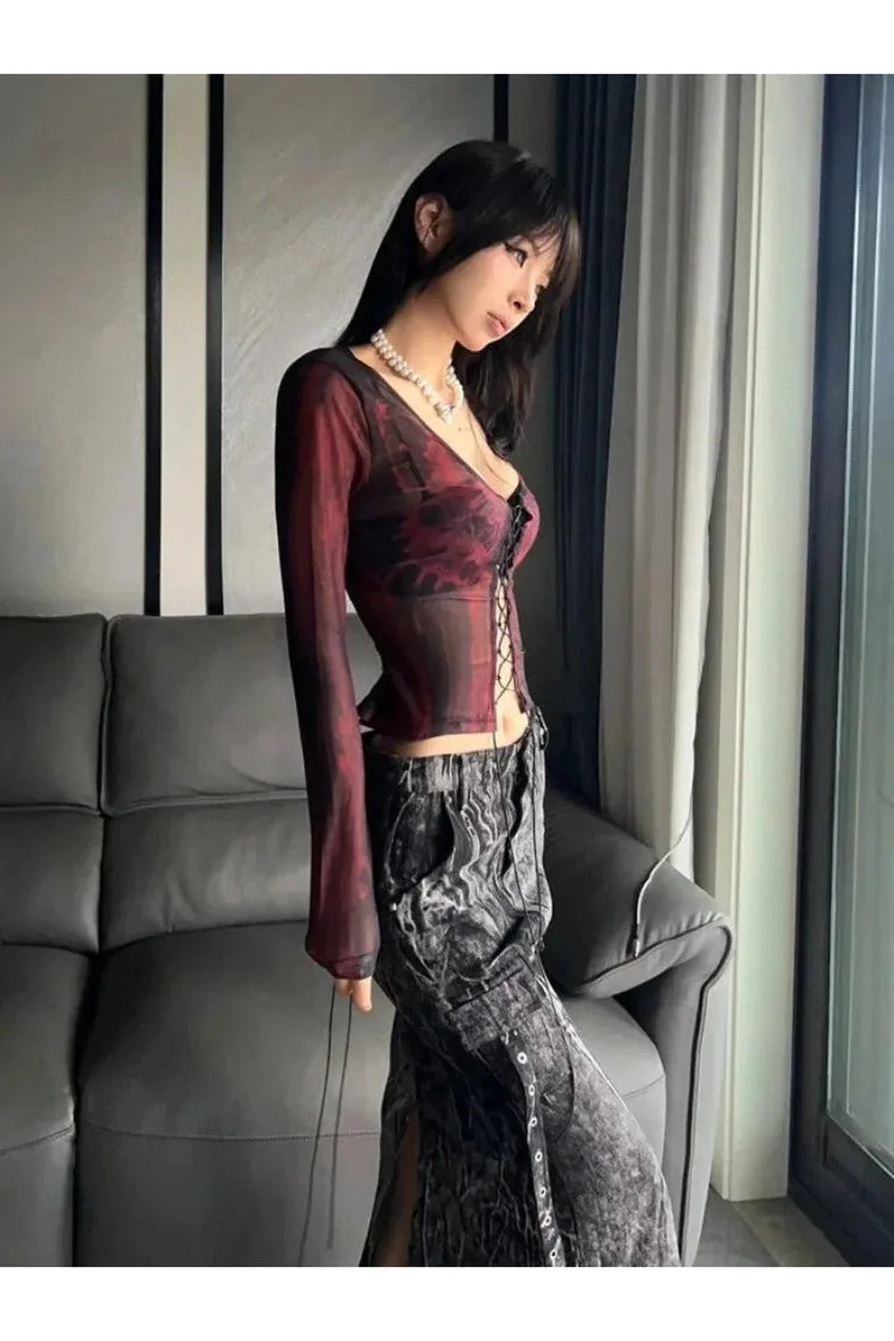 Batik desenli kumaşla tasarlanmış, kısa crop üst.