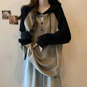 iki tonlu sweatshirt, düğmeli ve kapüşonlu tasarım.