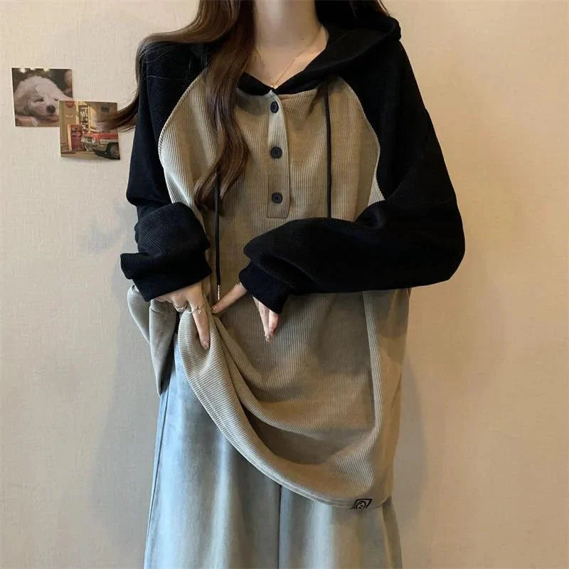 iki tonlu sweatshirt, düğmeli ve kapüşonlu tasarım.
