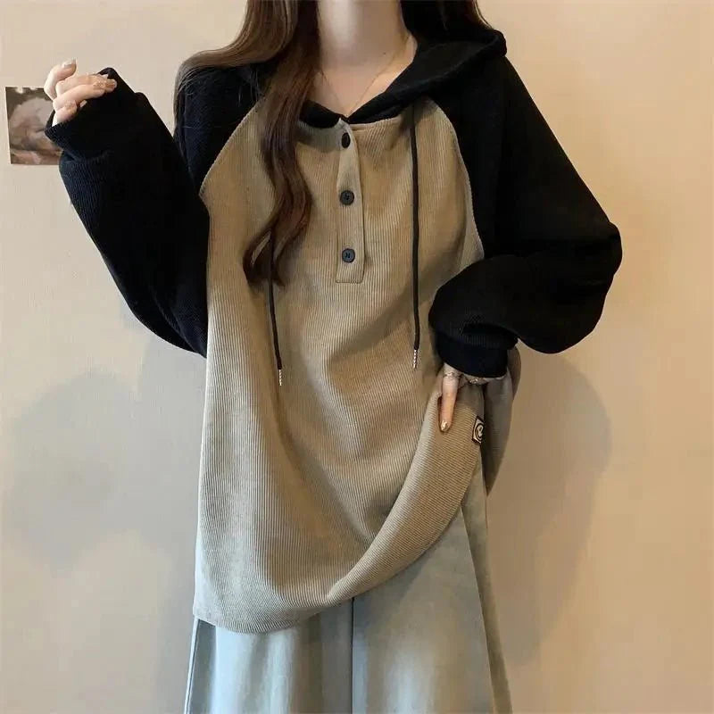 iki tonlu sweatshirt, düğmeli kapüşonuyla tarzınızı tamamlayın.