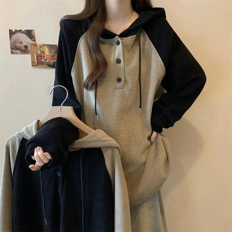 iki tonlu kapüşonlu sweatshirt, şıklığıyla ön plana çıkarın.