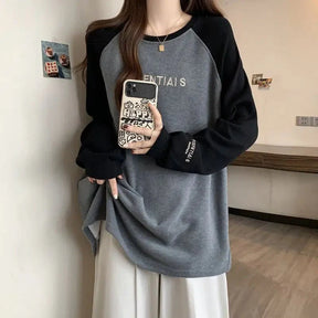 iki tonlu, geniş kesimli raglan sweatshirt, rahat ve şık.