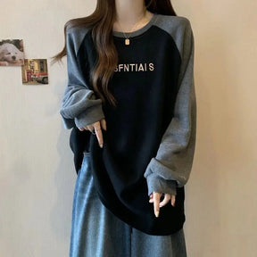 iki tonlu oversize sweatshirt, rahat ve şık bir görünüm sunar.