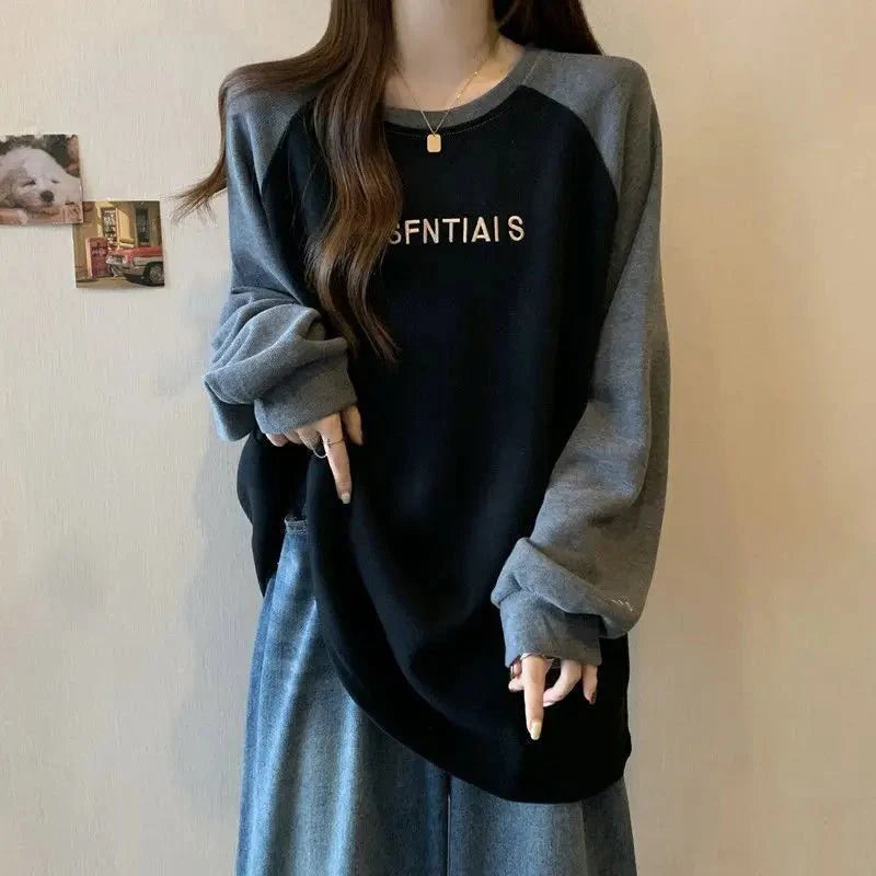 iki tonlu oversize sweatshirt, rahat ve şık bir görünüm sunar.