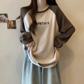 iki tonlu oversize sweatshirt, rahat ve şık bir görünüm sunar.