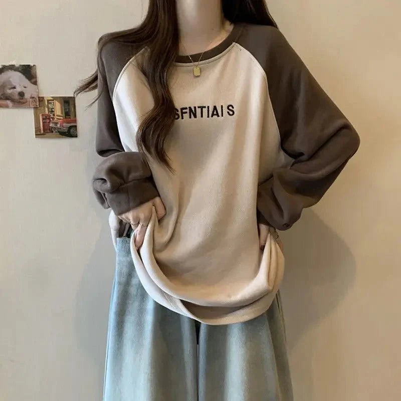 iki tonlu oversize sweatshirt, rahat ve şık bir görünüm sunar.