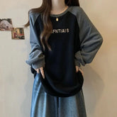 iki tonlu oversized sweatshirt, rahat ve şık bir görünüm sunar.
