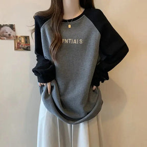 iki Tonlu Raglan Oversize Sweatshirt, rahat ve şık bir tarz sunar.