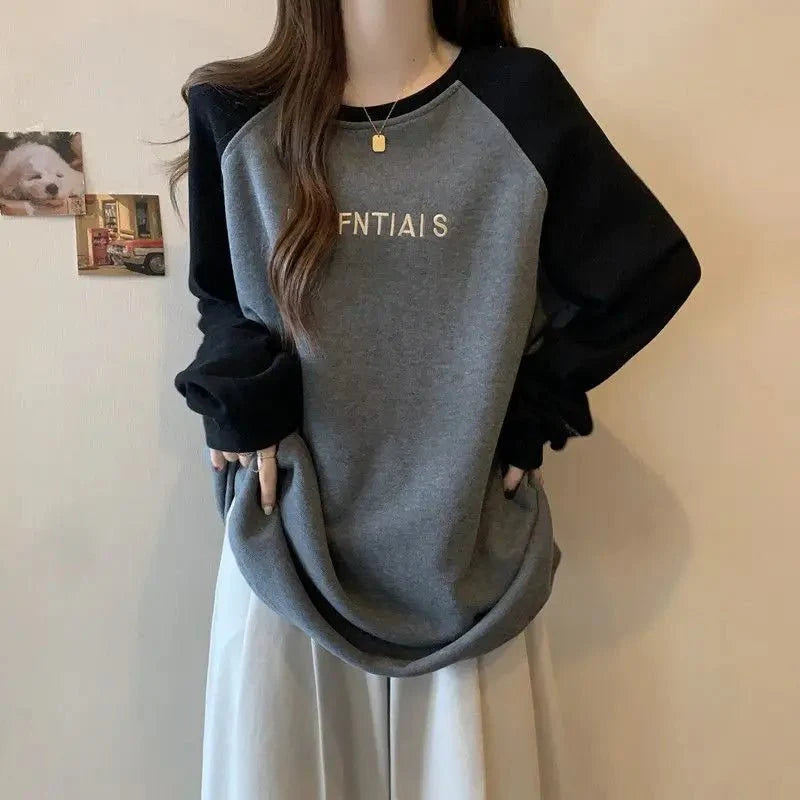 iki Tonlu Raglan Oversize Sweatshirt, rahat ve şık bir tarz sunar.