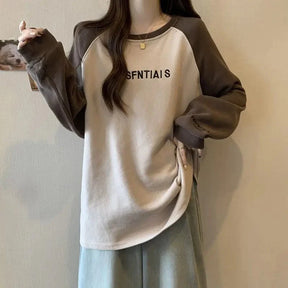 iki tonlu sweatshirt, geniş kesimiyle şıklığı vurgular.