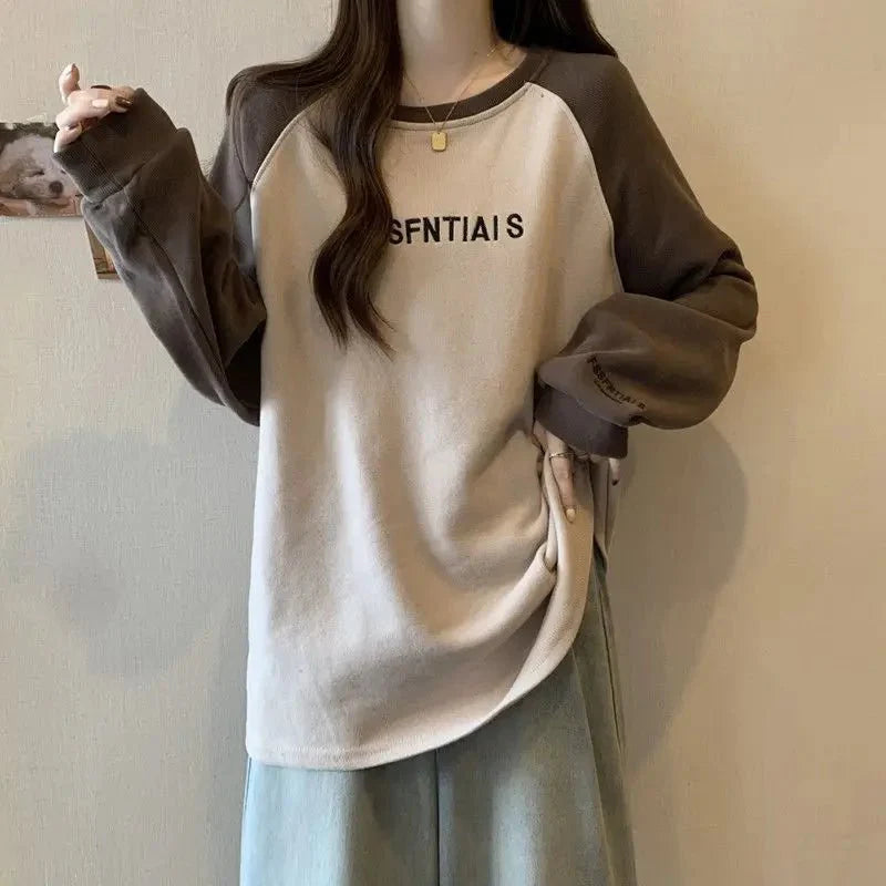 iki tonlu sweatshirt, geniş kesimiyle şıklığı vurgular.