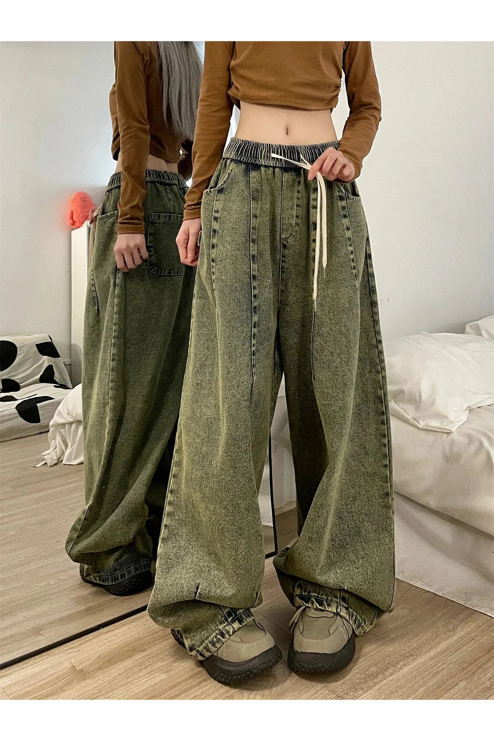 Sonbahar rüzgarlarında şık ve rahat vintage kargo kot.