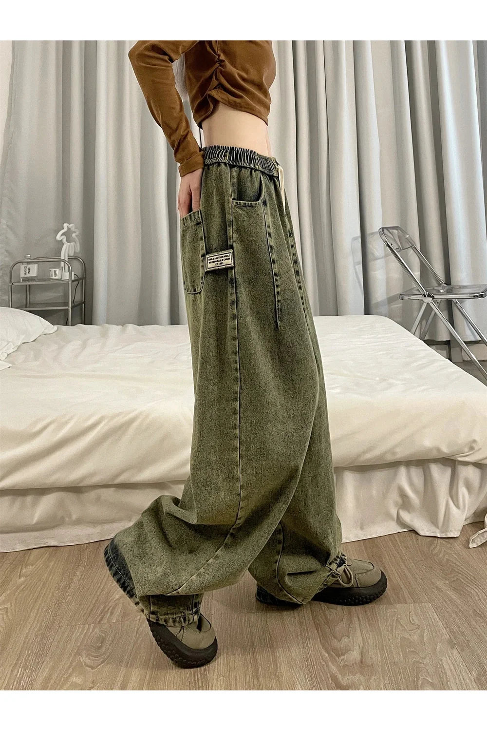 Sonbaharın ışıltısını yansıtan geniş kesim vintage kot.