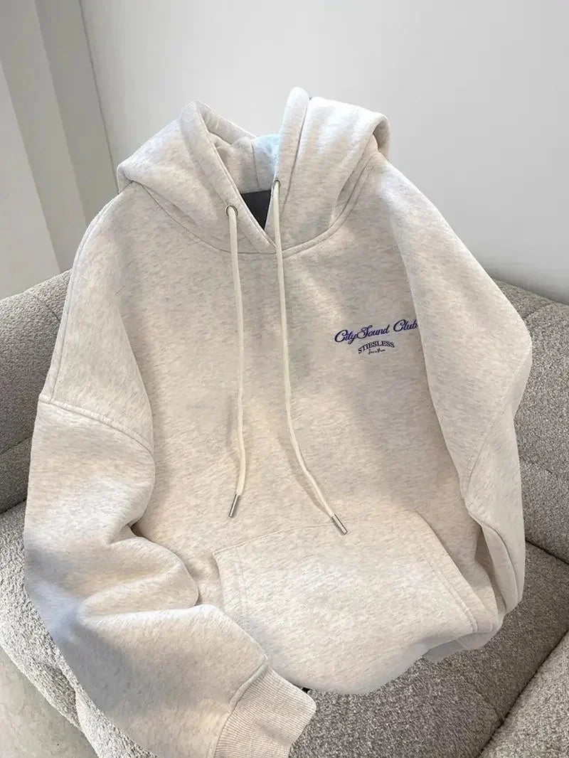 Sokak tarzını yansıtan yazı grafik desenli hoodie.