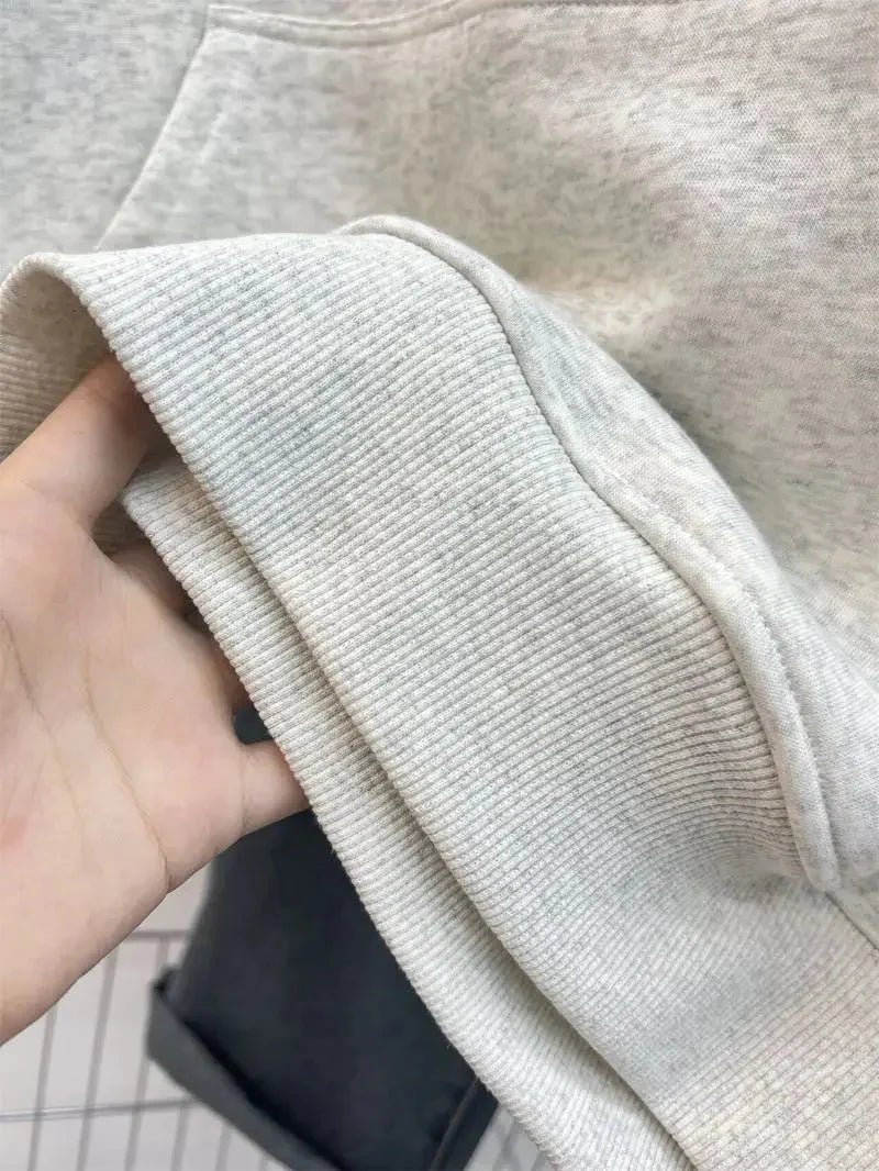 Kentsel yazı grafikleri ile tasarlanmış modern hoodie.