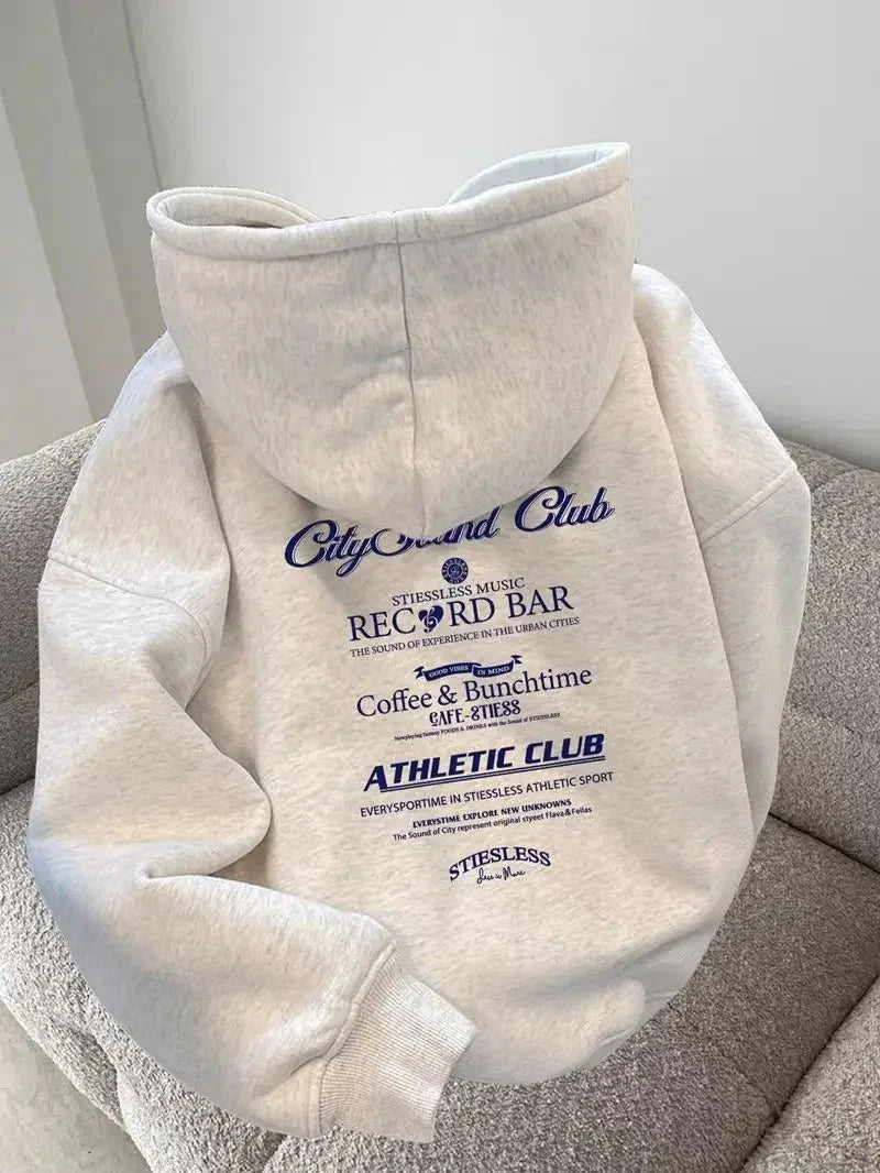 Kentsel yazı grafikleriyle tasarlanmış modern hoodie.