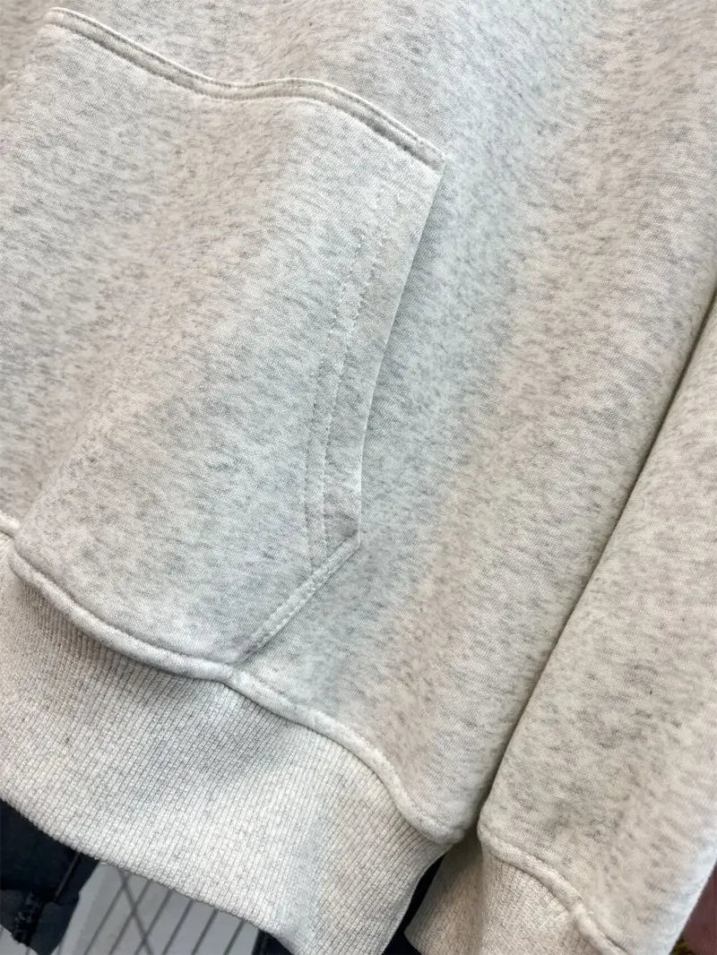 Sokak tarzını yansıtan Kentsel Yazı Grafik Hoodie.