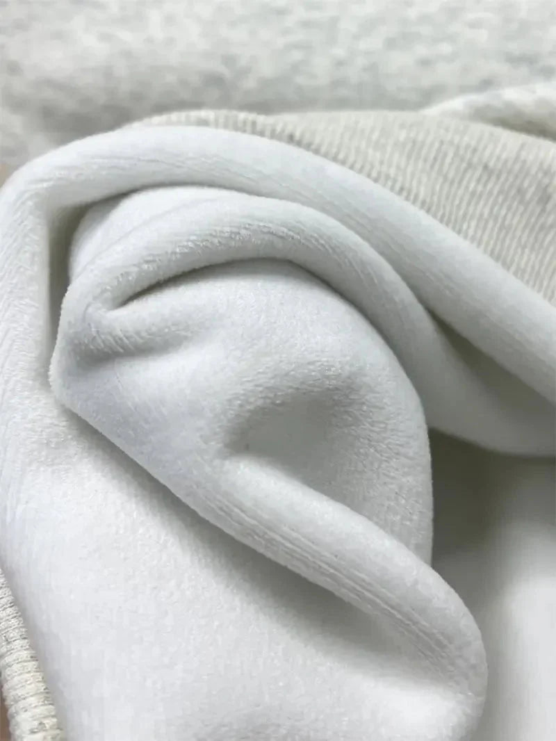Kentsel yazı grafik detaylı hoodie, sokak tarzını yansıtıyor.