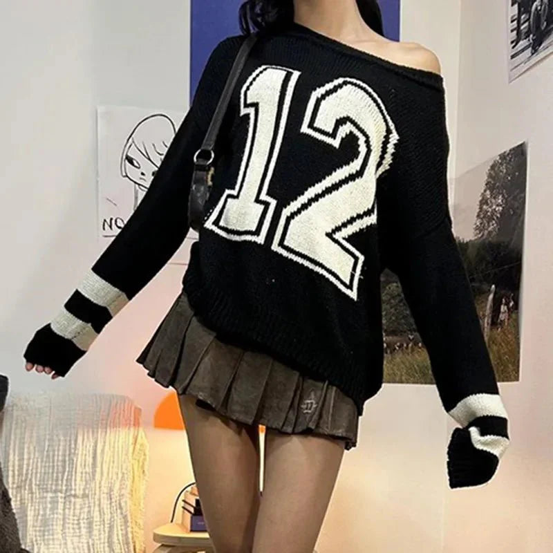 Varsity Asi Düşük Omuz Kazak, cool ve rahat bir tarz sunuyor.