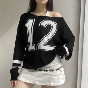 Varsity Asi Düşük Omuz Kazak, cool stili yansıtan bir parça.