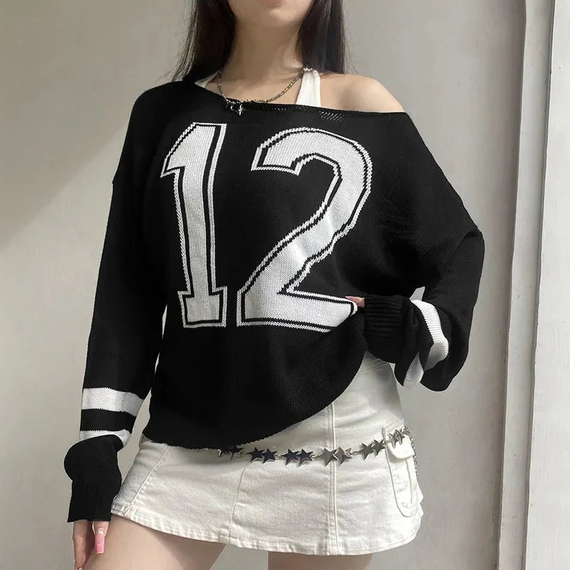 Varsity Asi Düşük Omuz Kazak, cool stili yansıtan bir parça.