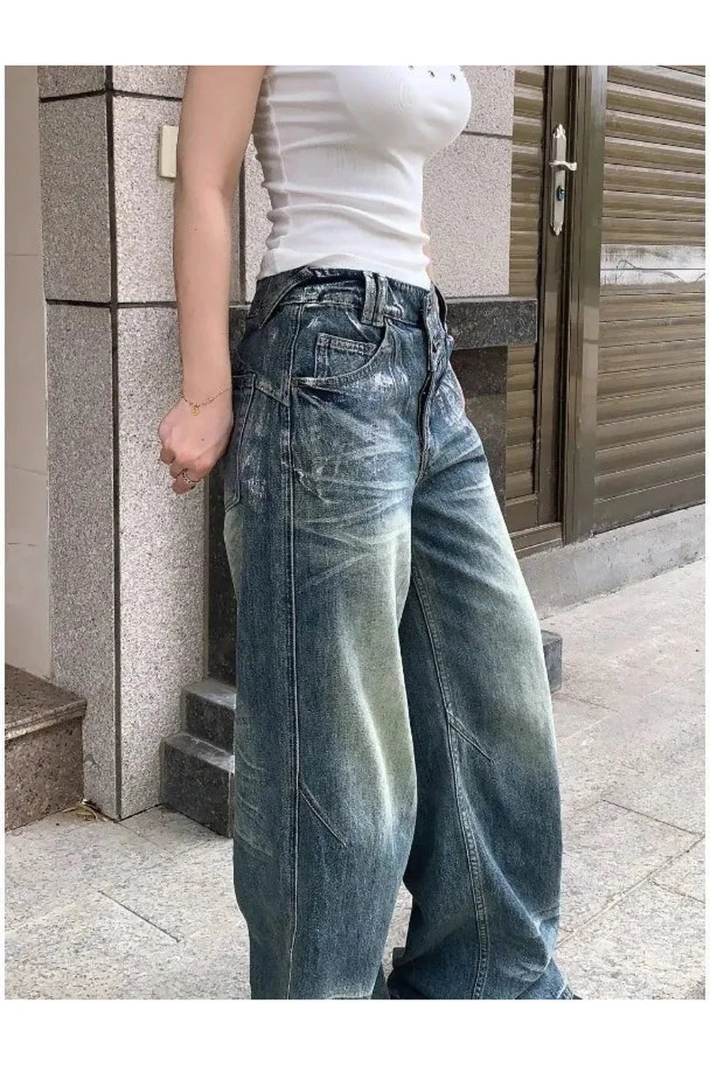 Vintage tarzıyla dikkat çeken soluk renkli geniş paça kot.