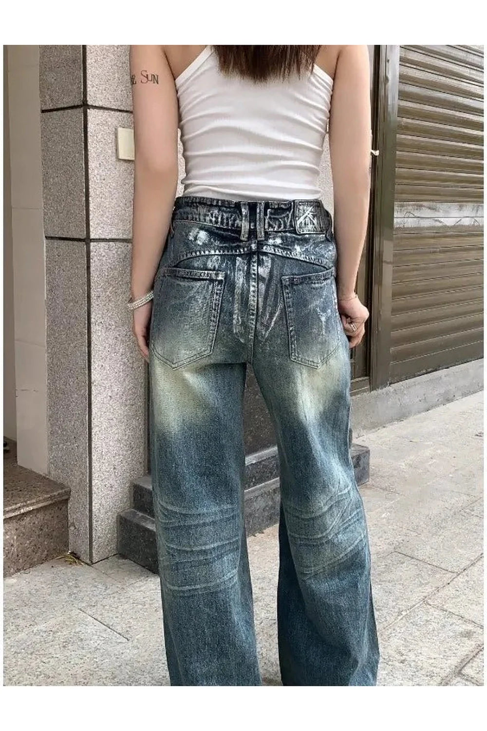 Vintage tarzıyla dikkat çeken soluk tonlu geniş paçalı kot.