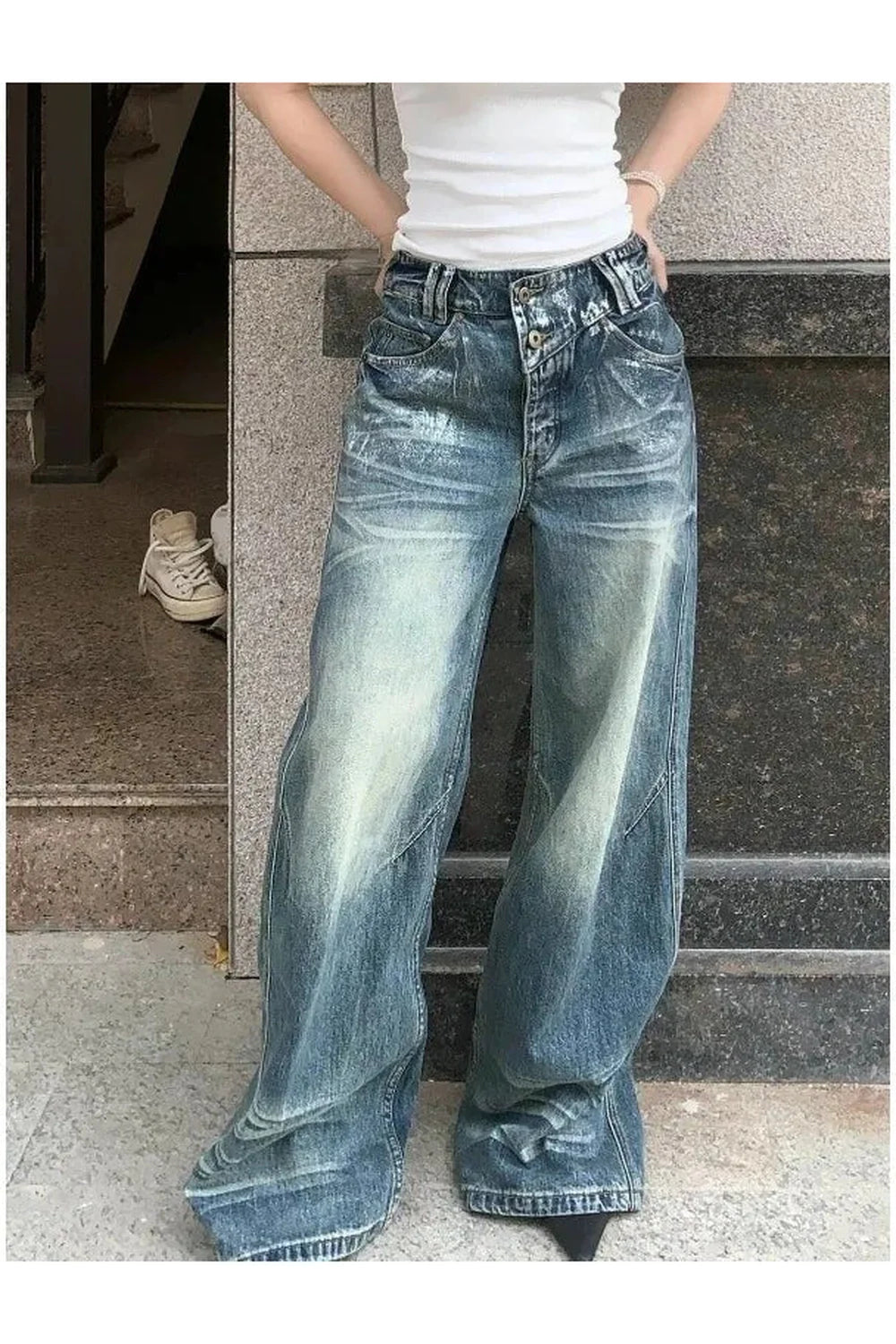 Vintage tarzıyla öne çıkan soluk renkli geniş paça kot.